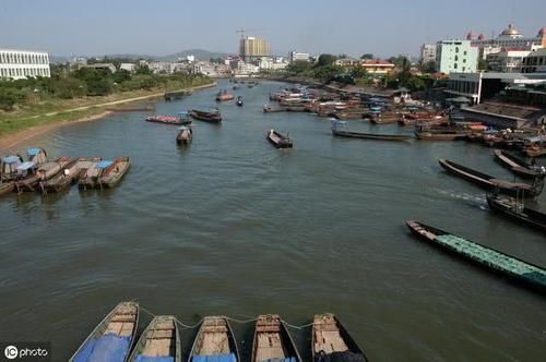 越南街头一大奇景！大捆人民币摆在路边，游客疑惑：不怕被抢吗？