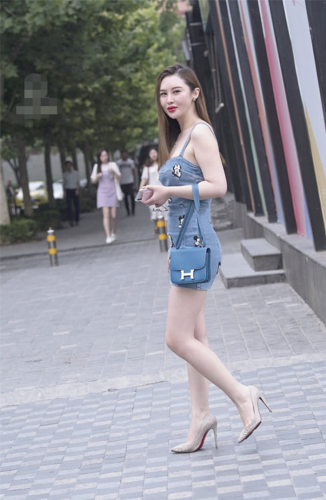 街拍：妹子牛仔吊带裙出街，“大象腿”笔直而又高挑