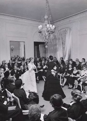 如何才能坐上四大时装周秀场的头排?