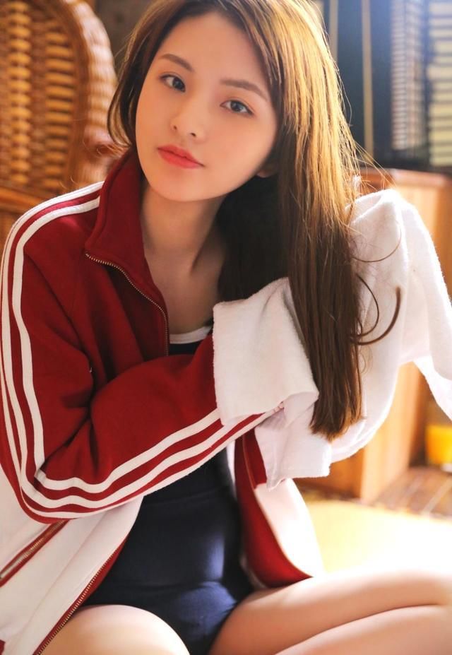 精致美女肤色白皙，美腿修长