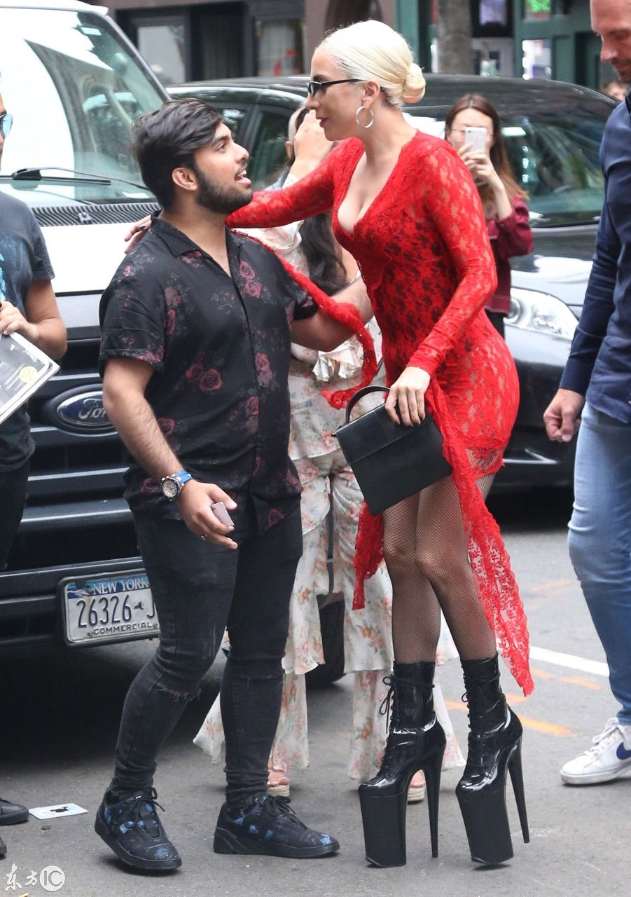 Lady Gaga红色连衣裙亮相,这高跟鞋我看不懂