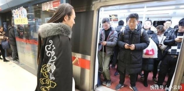 长发■95后小伙痴迷汉服8年,留4年长发,花5000元买萧,坚持每天穿汉服