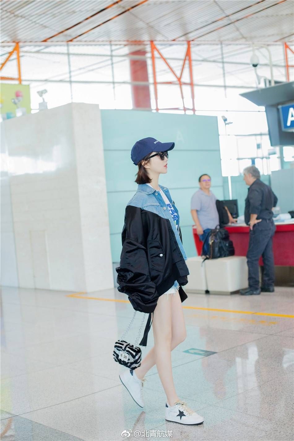 景甜现身机场，穿印字母白T搭牛仔拼接外套秀大长腿