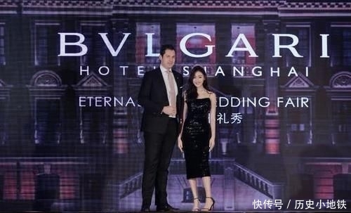 # 线条#穿黑吊带裙美得像精灵,腰细得能一手掌握,张天爱“豪华臀胯”真牛