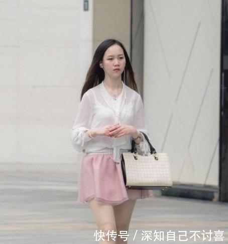  「尽显」街拍：天生丽质的小美女，优雅的穿搭，尽显时尚风采