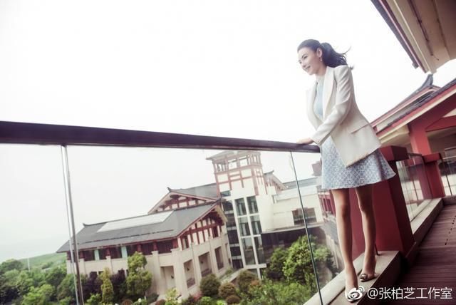 张柏芝真大胆！穿的绿色衬衫上面的勒成这样网友：不是一般的大！