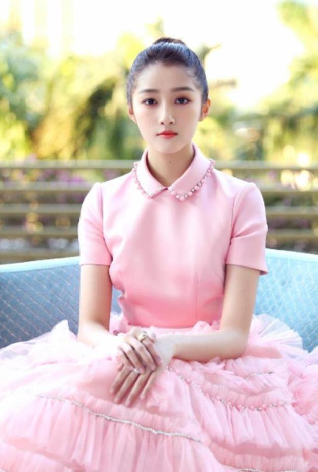 28岁林允儿和21岁关晓彤同穿粉色裙，网友：女神和阿姨的差距