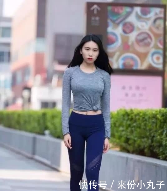 【美女】街拍:优雅迷人的紧身打底裤美女,衬托出女性优美的曲线!
