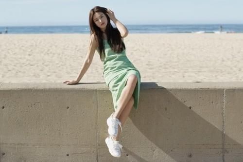 不少@宋慧乔拍夏日写真大片，秀长腿少女感十足，38岁的她美腻了