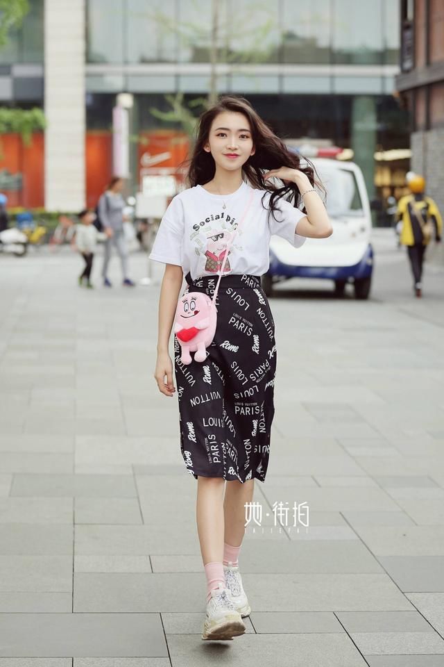成都街拍:春熙路的小姐姐靓丽一夏，她们的搭配技巧赶紧学起来!