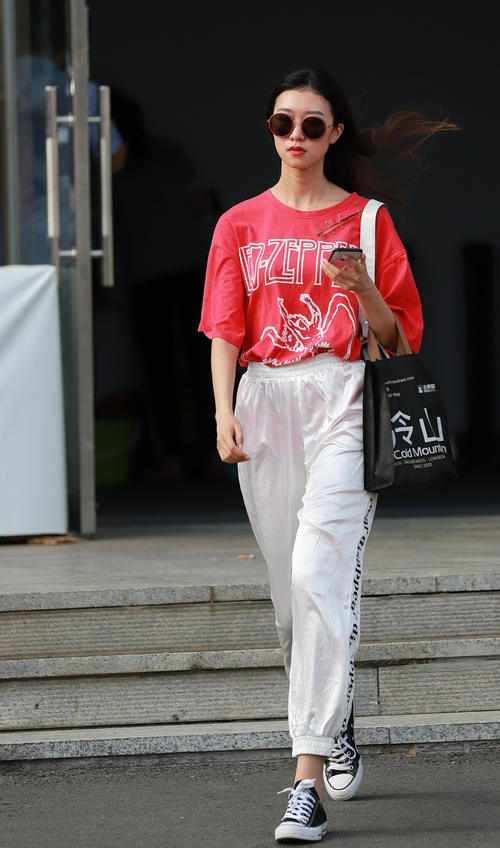 街拍: 图4的女生,虽然不是身材最高挑的，但绝对是最美的！