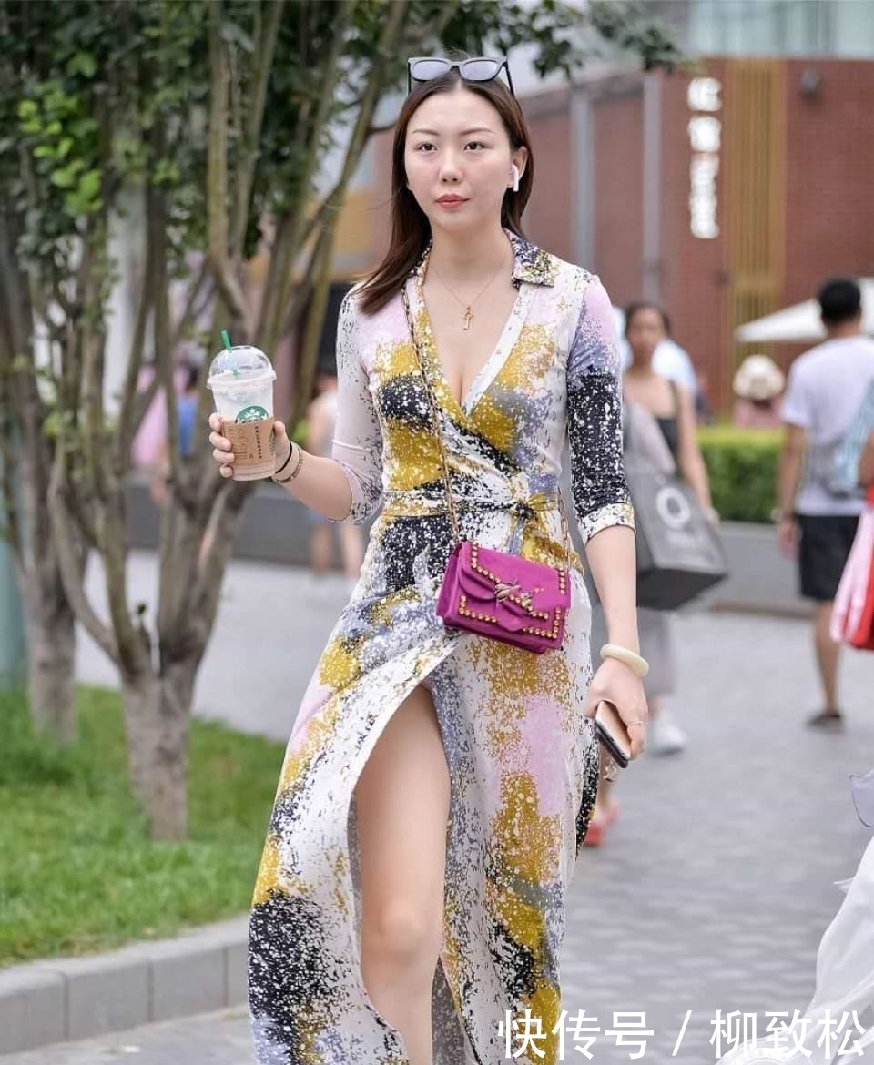  好身材■街拍：好身材的小姐姐把连衣裙穿出个性，也穿出了万种风情！