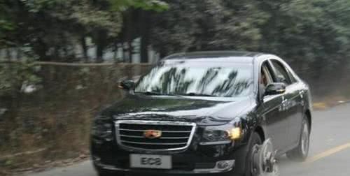 高速上爆胎，能直接找交警吗？许多车主不懂，白花不少冤枉钱！