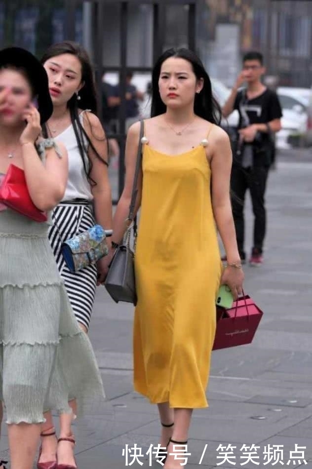 【感觉】街拍:看起来端庄时尚大气,连衣裙高雅大气,给人高挑迷人的感觉