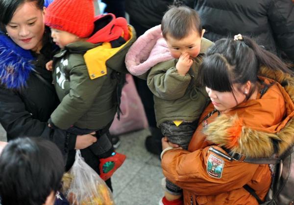 正月初六返程大军爆棚 客运站人山人海挪着走