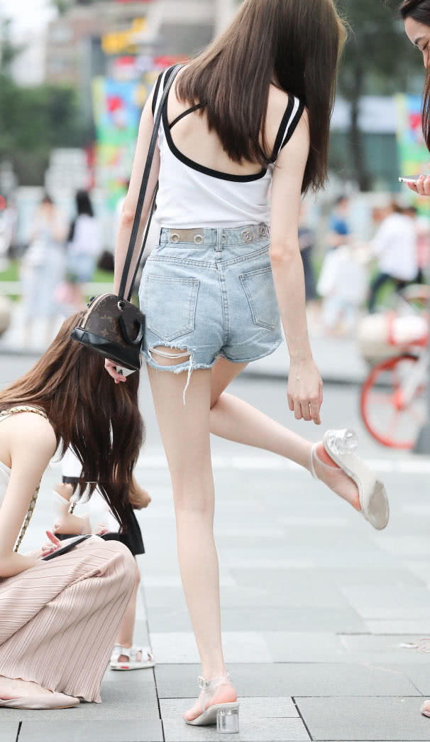 高挑小姐姐超短裤秀出两条白晃晃的美腿，大长腿了解一下？