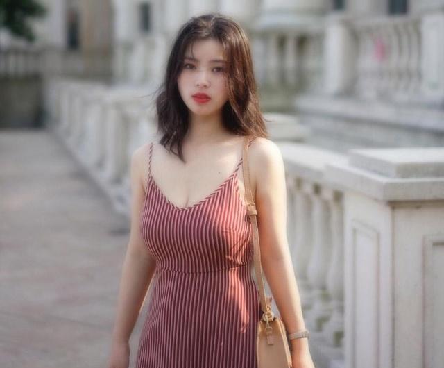 红色条纹吊带裙 穿出了梦中女神般的感觉