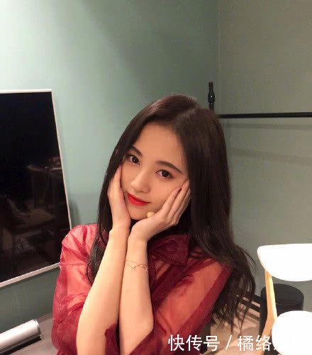 鞠婧祎短裤热舞，这么窄的短裤还要绑着，网友：小蛮腰太吸睛了