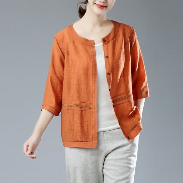 女人到了40岁，初秋别穿裙子了，看看这外套，显瘦变美还显年轻