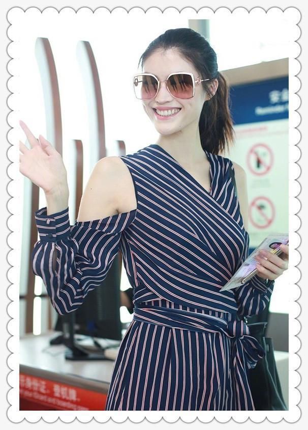 当170韩雪和178何穗同穿条纹裙，网友：谁是真正大长腿一目了然！