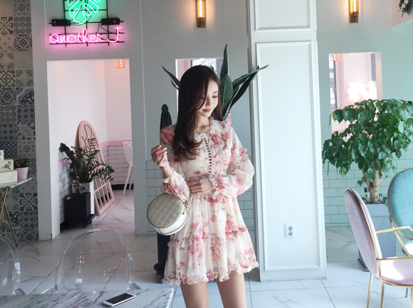 女神孙允珠，鸢红斛叶法兰西花亭层叠洋裙