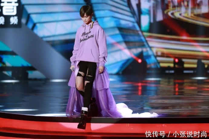 李宇春真猛!彩排时身上还背了个“抢袋”网友:也就只有你特别!!