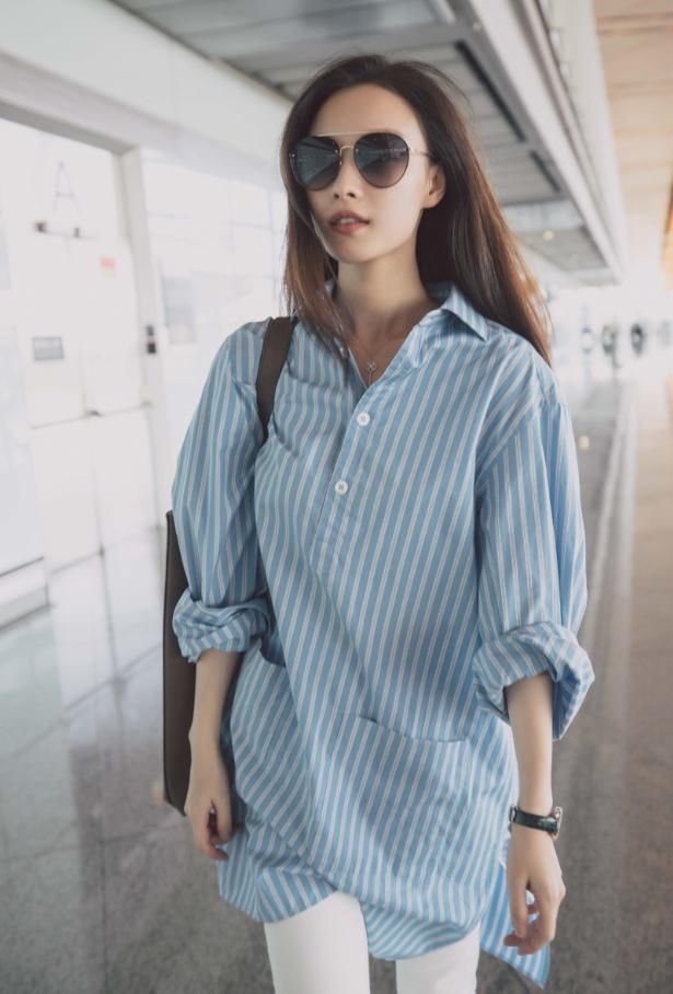 倪妮这身材绝了,衬衫当裙子穿,却被“瘦瘦裤”露出的铅笔腿抢镜