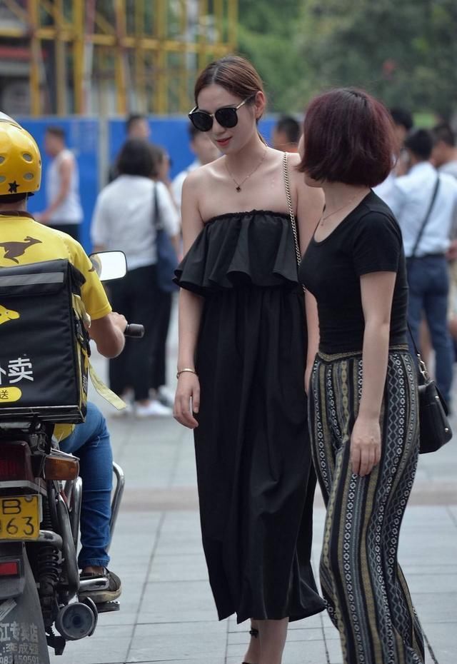  『连衣裙』时尚街拍：带著浓厚小女子气场的漂亮美女，搭一袭灰黑色镂空雕花长连衣裙，高贵典雅