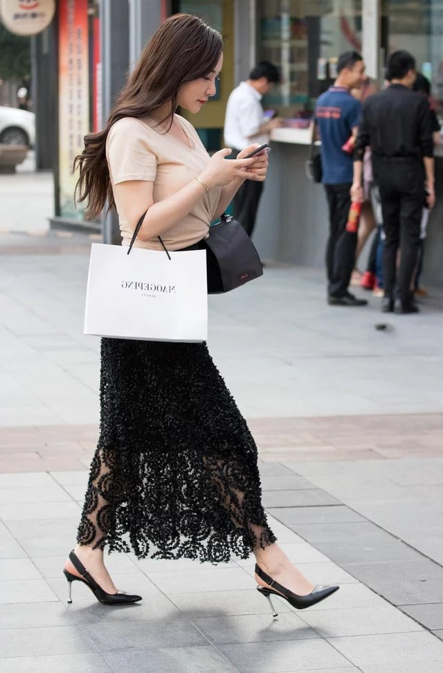 小姐姐修身的穿搭尽显丰腴身材，饱满的胸部线条，带来强烈的视觉