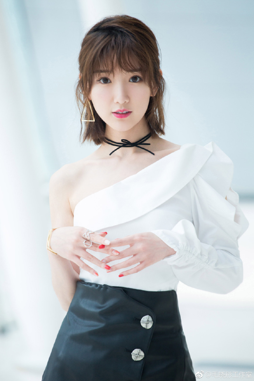 毛晓彤身穿条纹连体裤秀大长腿，165身高穿出2米的气场，美炸了！