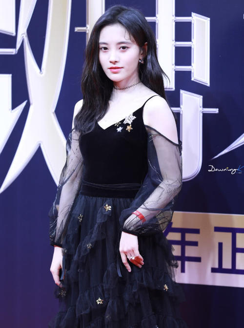 鞠婧祎不p图差别很大?穿仙女裙却成“五大三粗”,假的76斤?