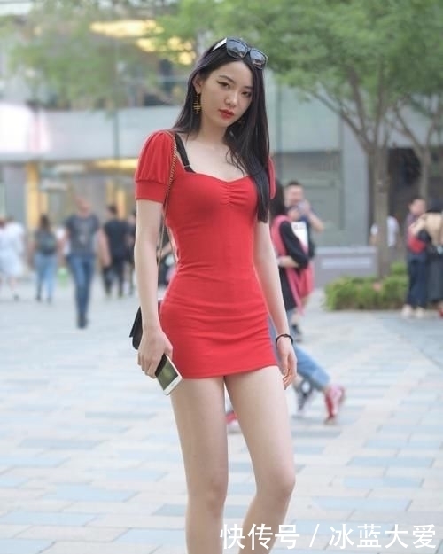  『瞬间』街拍：瞬间拉长身高比例还得看小姐姐的裙装，好气质穿出来！