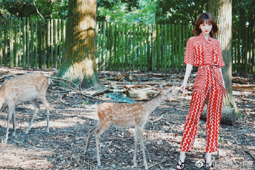 毛晓彤身穿条纹连体裤秀大长腿,165身高穿出2米的气场,美炸了!