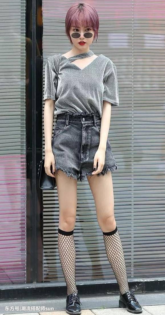 街拍:图2神似王菲，短袜却当丝袜穿?图3“上宽下紧”丝袜美女