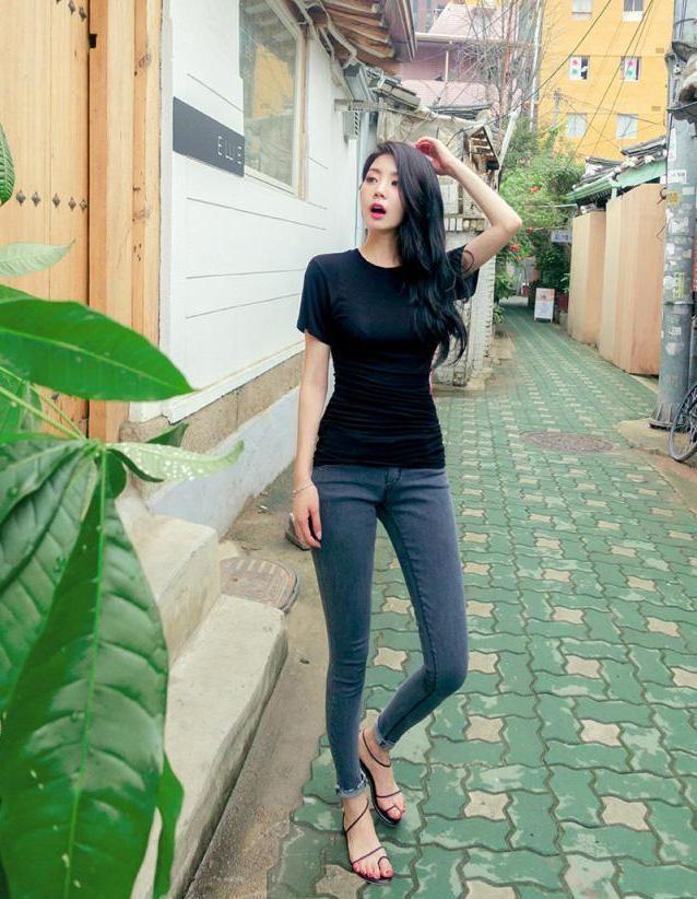看起来干干净净的牛仔裤小姐姐，释放恬静气息，尽显女人的气质！
