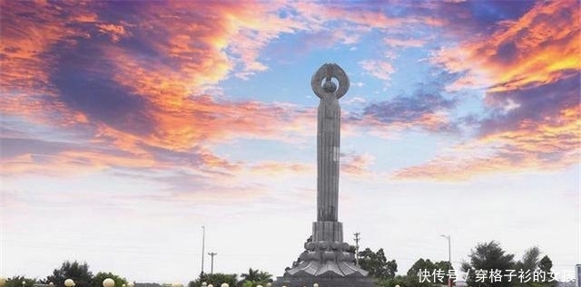 越南街头一大奇景，大捆人民币摆在路边，游客：这是什么操作？