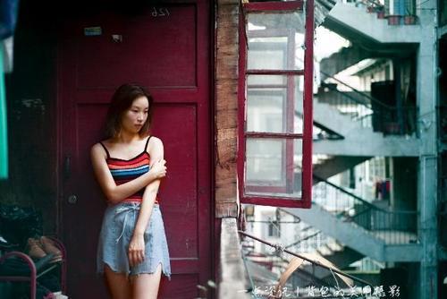 路人街拍，小姐姐举手投足之间散发着满满的女人味