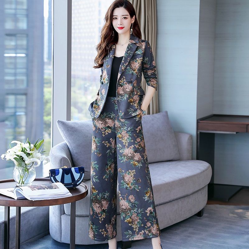 到了香港才知道风衣土掉渣了!今秋流行的是阔腿裤套装，高级减龄