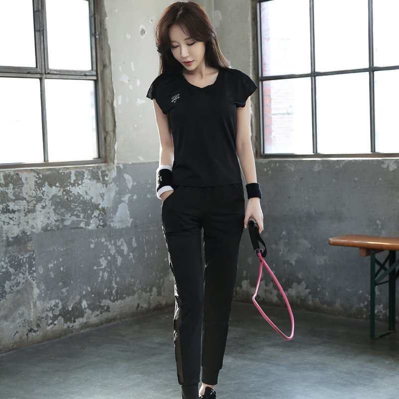 现在流行的健身服!紧身衣勾勒性感迷人线条，凸显细腰S型