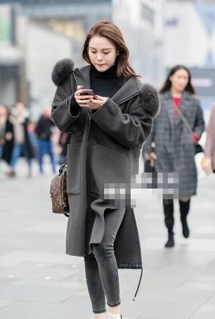  『减龄』路人街拍，小姐姐下身搭的白色百褶高腰裙，看起来减龄