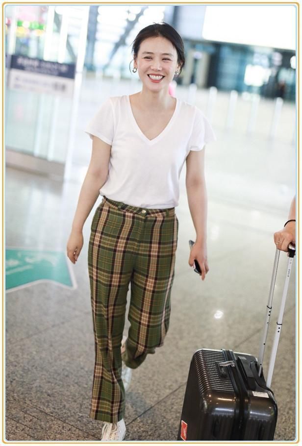 没张韶涵的小蛮腰真别穿紧身T恤，像马思纯一样勒出赘肉就尴尬了