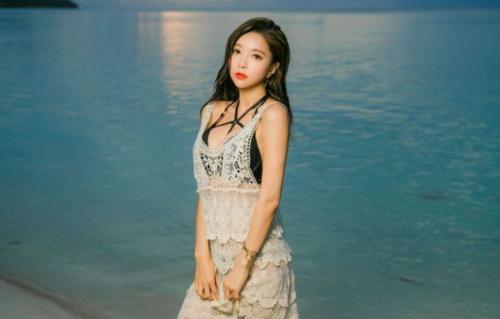 个性张扬的比基尼泳衣美女，气质出众，秀出妖娆身段！