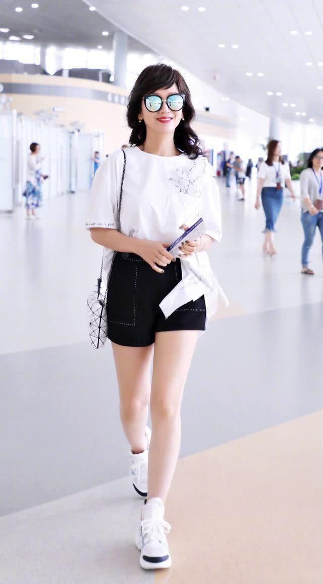 赵雅芝越来越潮流，短裤都短到这儿了，网友：有黄锦燊在，怕啥？