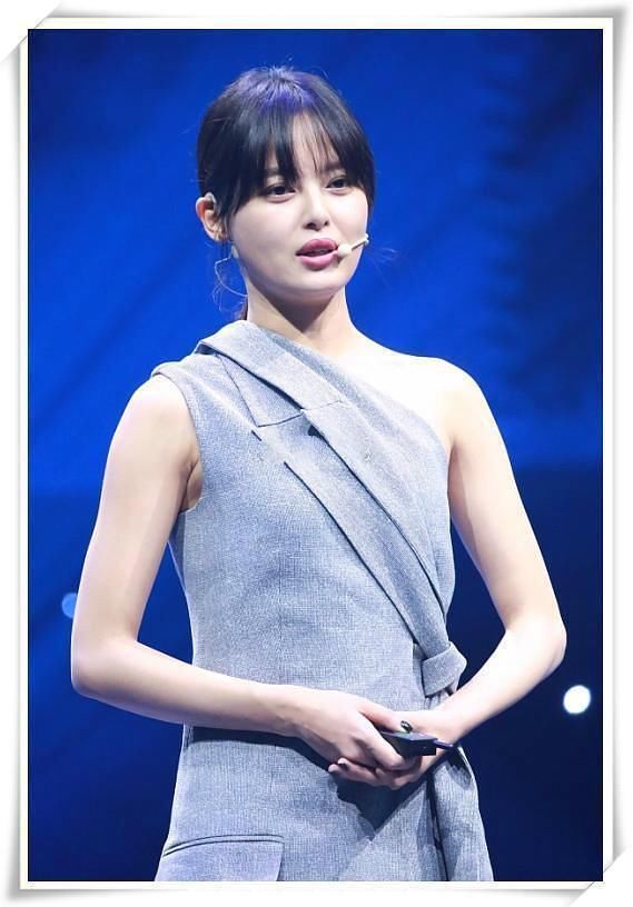 当43岁佘诗曼撞上32岁辛芷蕾，终于明白了女人的美丽与年龄无关!