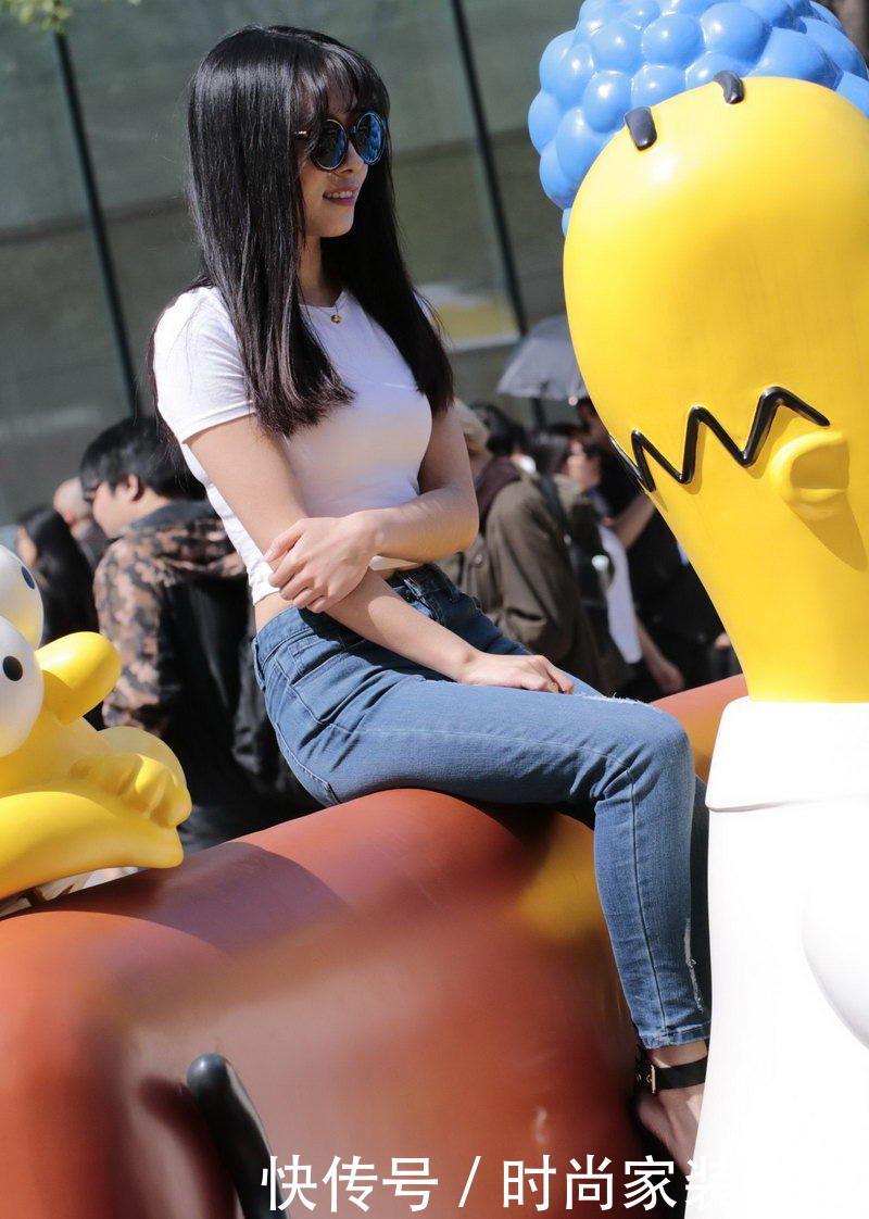 广场街拍：紧身牛仔裤美眉，大秀丰满身材，满满的成熟女人味