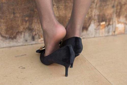 细脚高跟鞋,修饰出女性顺畅的腿形,展现迷人的风采!
