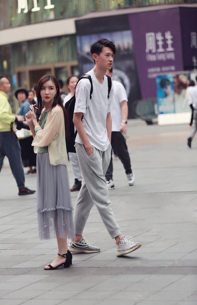 小勐拉街拍:“绝世街拍美女”，想必就是她这样的吧!