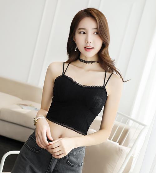 时尚街拍，吊带凸显妩媚女人味，优雅的气质很迷人