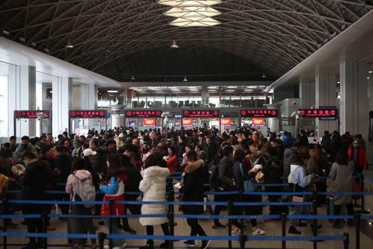 外籍旅客持伪假英国签证被逮，成都边检查获今年首起外国人偷渡案