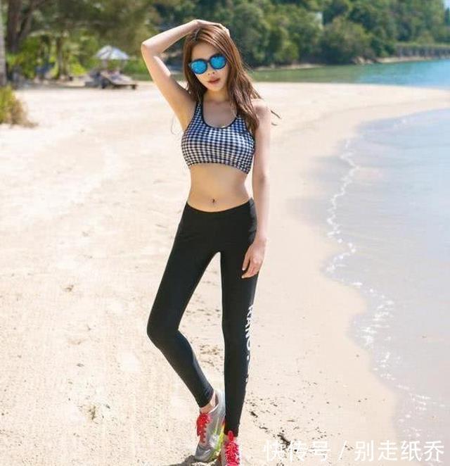  时尚搭配|路人街拍：小姐姐穿着时尚的短裤，非常的显眼